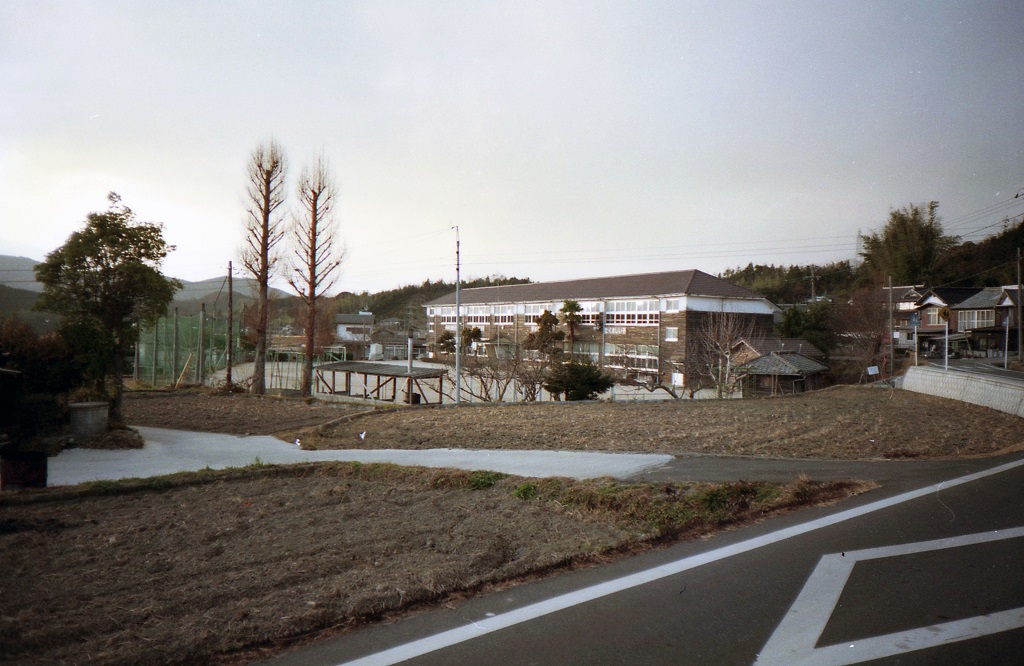 ふれあいどころ437の位置にあった大里小学校（平成７年（1995年）撮影