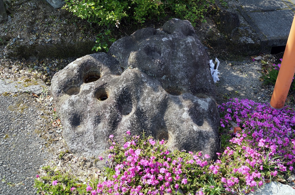 盃状穴のある岩（平成29年（2017年）撮影）